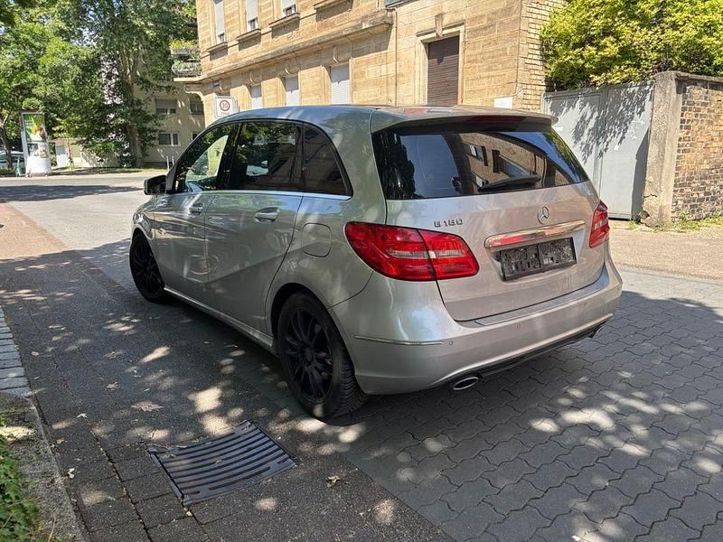 Silber Gebraucht 2014 Mercedes B180 Van / Kleinbus | 5.999 € (Fairer Preis) - Bild 1/4
