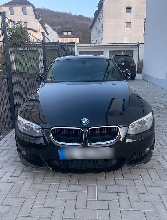Schwarz Gebraucht 2011 BMW 320 M Sport Coupé | 9.200 € (Fairer Preis) - Bild 1/4