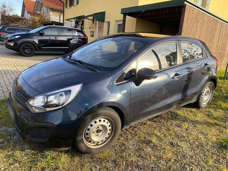 Używany Kia Rio 86 KM (63 kW) 2014 Niebieski Sedan/Limuzyna