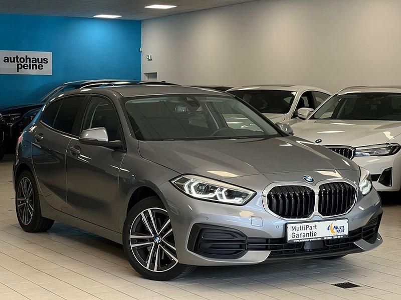 Grau Gebraucht 2022 BMW 118 Advantage Kleinwagen | 21.979 € (Fairer Preis) - Bild 1/4