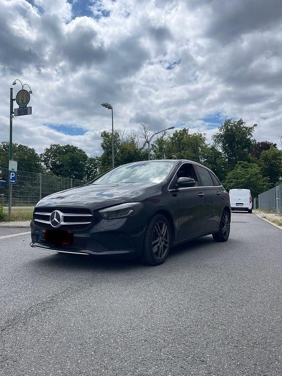 Schwarz Gebraucht 2021 Mercedes B250e Van / Kleinbus | 17.500 € (Superpreis) - Bild 1/4