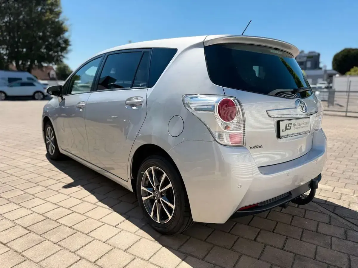 Gebraucht Toyota Verso Skyview Edition 111 PS (81 kW) 2014 Silber Van / Kleinbus