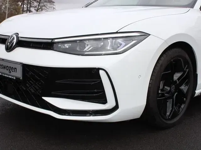 Gebraucht VW Passat R-line 193 PS (141 kW) 2024 Pure white Kombi