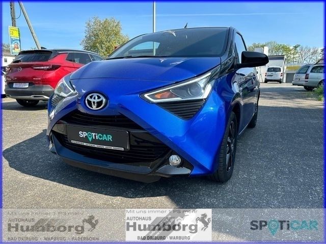 Kyotoblau metallic (metallic) Gebraucht 2021 Toyota Aygo Kleinwagen | 12.390 € (Fairer Preis) - Bild 1/4