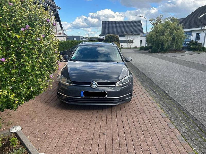 Grau Gebraucht 2018 VW Golf VII Kombi | 12.500 € (Etwas zu teuer) - Bild 1/4