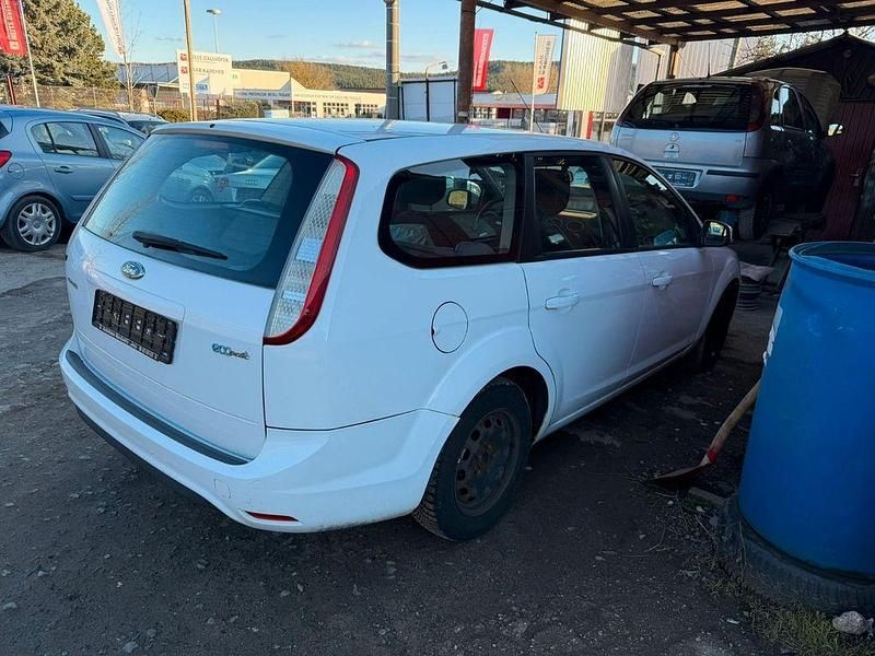 Gebraucht Ford Focus Style 109 PS (80 kW) 2010 Weiß Limousine