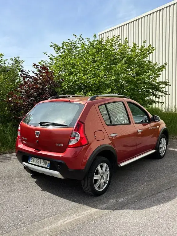 Second-hand Dacia Sandero Stepway 88 CP (64 kW) 2011 Roșu Berlinǎ