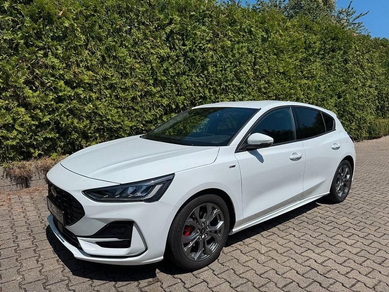 Weiß Gebraucht 2025 Ford Focus ST-Line X Limousine | 21.990 € (Superpreis) - Bild 1/4