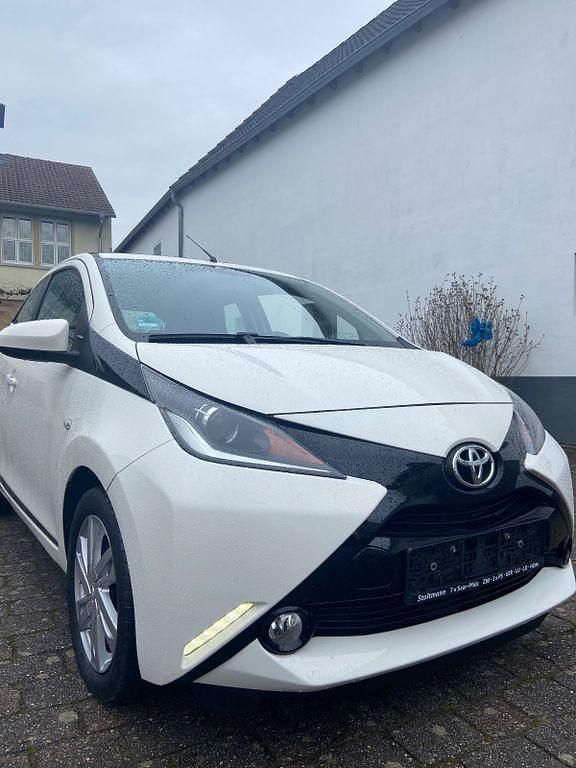 Gebraucht Toyota Aygo X-wave 69 PS (50 kW) 2015 Weiß Kleinwagen