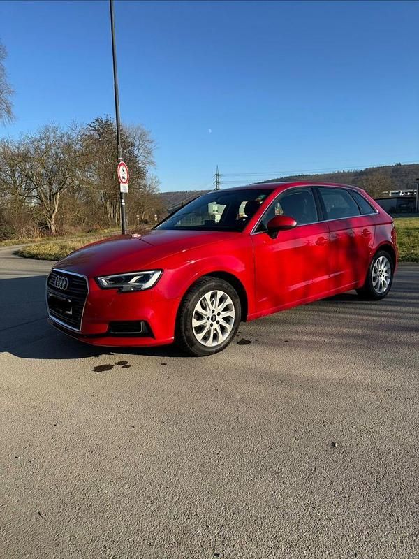 Gebraucht Audi A3 Ambiente 190 PS (139 kW) 2018 Rot Limousine