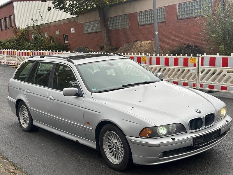 Silber Gebraucht 2002 BMW 520 Kombi | 1.150 € (Superpreis) - Bild 1/4