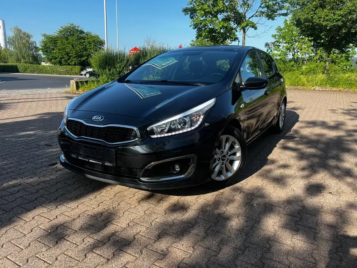 Gebraucht Kia Ceed Spirit 135 PS (99 kW) 2015 Schwarz Kleinwagen