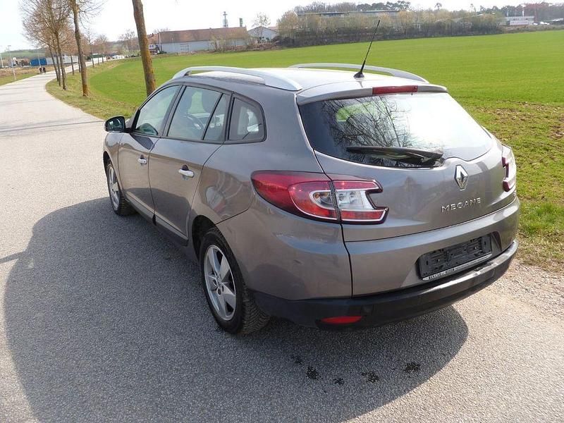 Gebraucht Renault Mégane III Dynamique 110 PS (80 kW) 2011 Grau Limousine