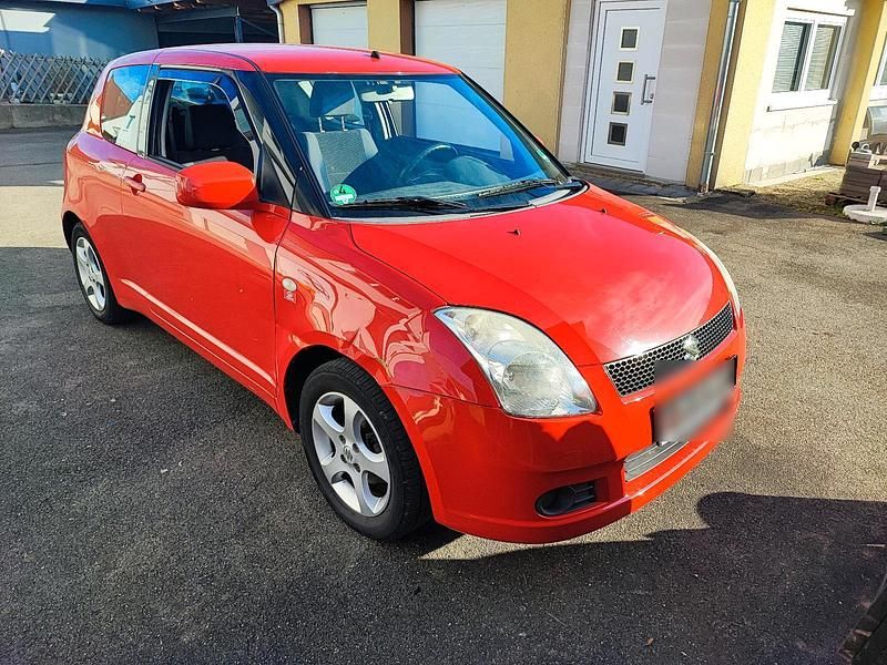Rot Gebraucht 2006 Suzuki Swift Kleinwagen | 2.199 € - Bild 1/4