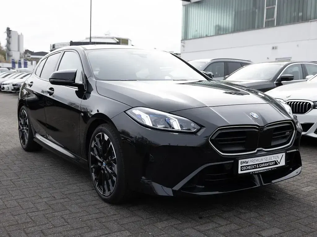 Gebraucht BMW M135 Performance 300 PS (220 kW) 2025 Schwarz Kleinwagen