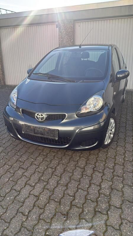 Grau Gebraucht 2011 Toyota Aygo Kleinwagen | 3.000 € (Fairer Preis) - Bild 1/4