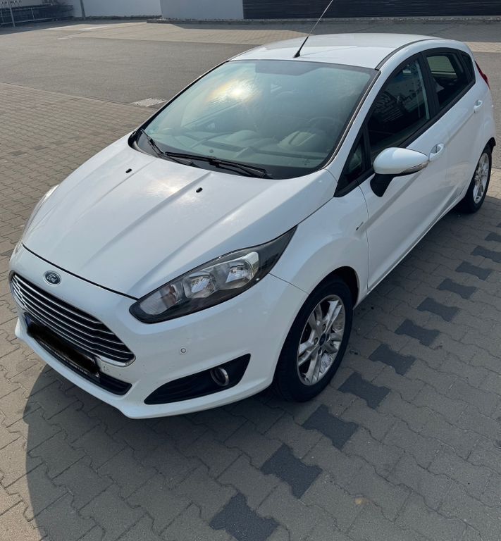 Weiß Gebraucht 2015 Ford Fiesta Titanium Kleinwagen | 6.800 € (Fairer Preis) - Bild 1/4