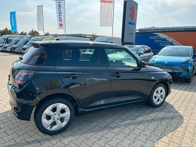 Neu Suzuki Swift Comfort 83 PS (61 kW) 2025 Schwarz Kleinwagen