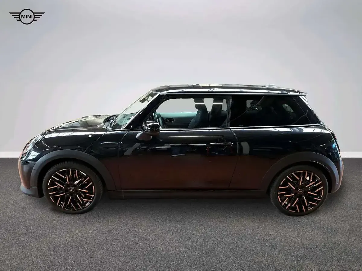 Second-hand Mini Cooper S Favoured 204 CP (150 kW) 2025 Negru Hatchback