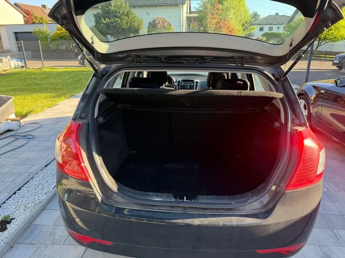 Używany Kia Ceed 116 KM (85 kW) 2011 Czarny Hatchback