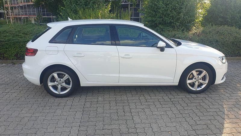 Weiß Gebraucht 2015 Audi A3 Sportback Attraction Limousine | 12.600 € (Guter Preis) - Bild 1/4