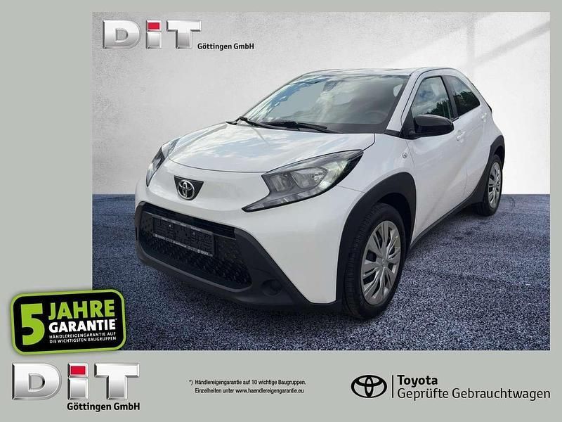Super white 2 Gebraucht 2025 Toyota Aygo Play Kleinwagen | 11.990 € (Superpreis) - Bild 1/4
