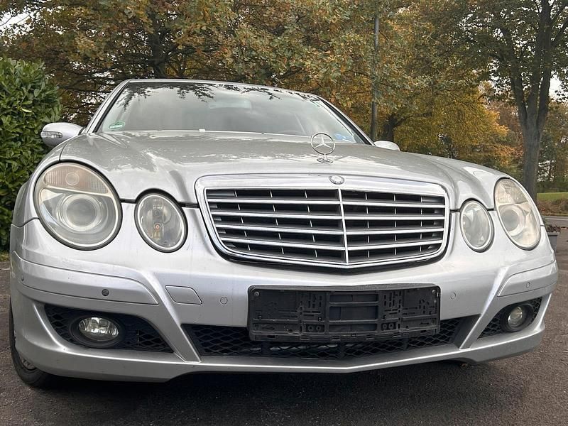Silber Gebraucht 2004 Mercedes E220 Limousine | 3.450 € (Fairer Preis) - Bild 1/4