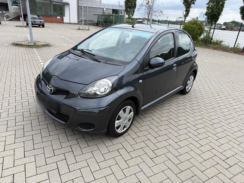 Grau Gebraucht 2008 Toyota Aygo Cool Kleinwagen | 1.555 € (Fairer Preis) - Bild 1/4