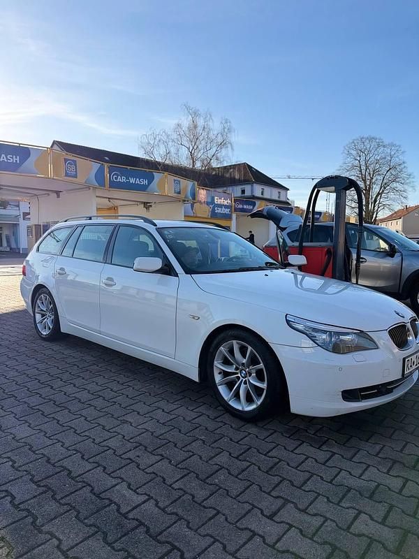 Weiß Gebraucht 2009 BMW 530 Kombi | 6.300 € (Fairer Preis) - Bild 1/4