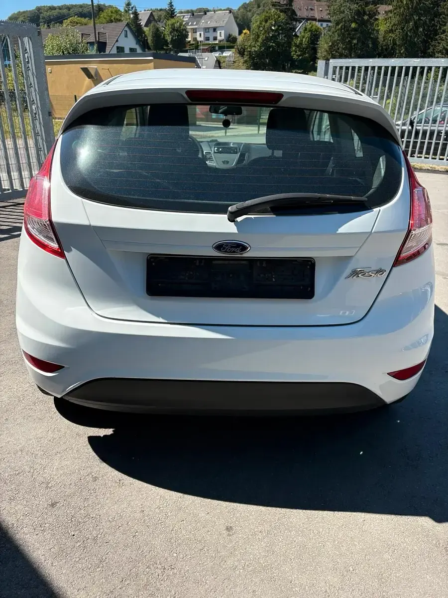 Gebraucht Ford Fiesta 60 PS (44 kW) 2015 Weiß Kleinwagen