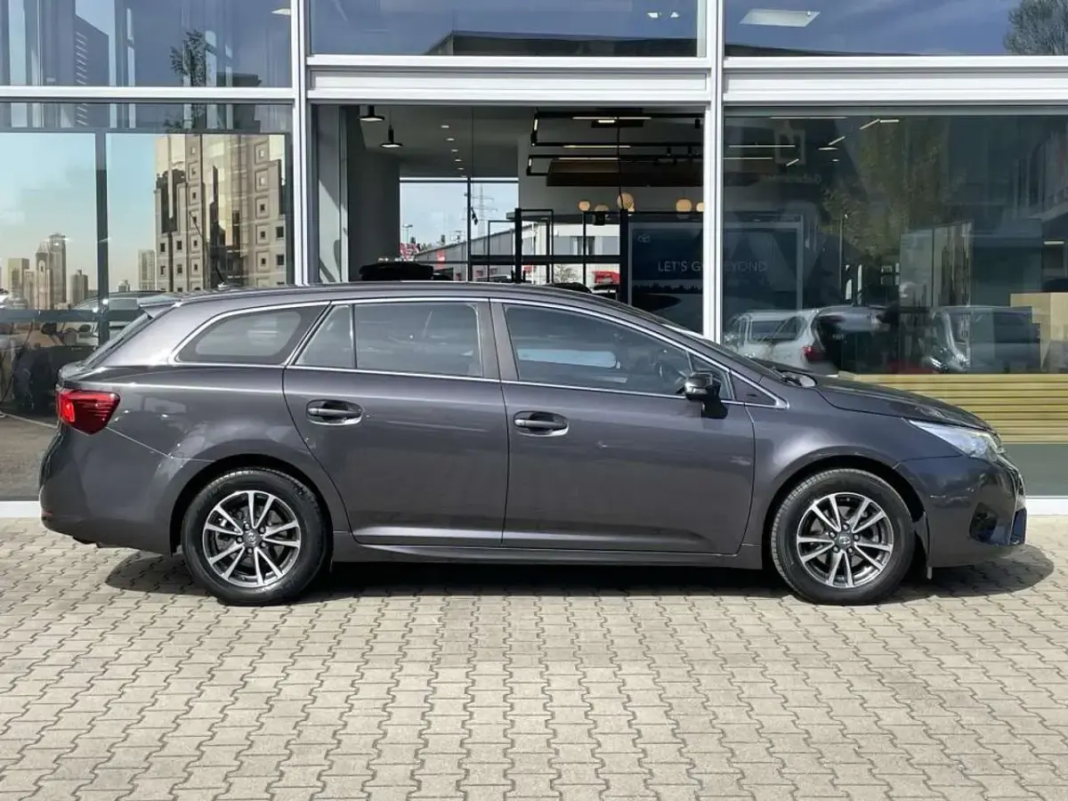 Gebraucht Toyota Avensis Comfort 147 PS (108 kW) 2016 Marlingrau metallic Kombi