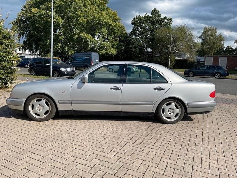 Gebraucht Mercedes E320 Elegance 224 PS (164 kW) 1997 Silber Limousine