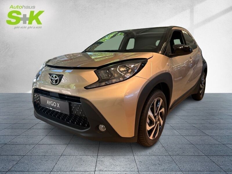 Ginger beige / night sky black Neu 2025 Toyota Aygo Kleinwagen | 20.490 € - Bild 1/4