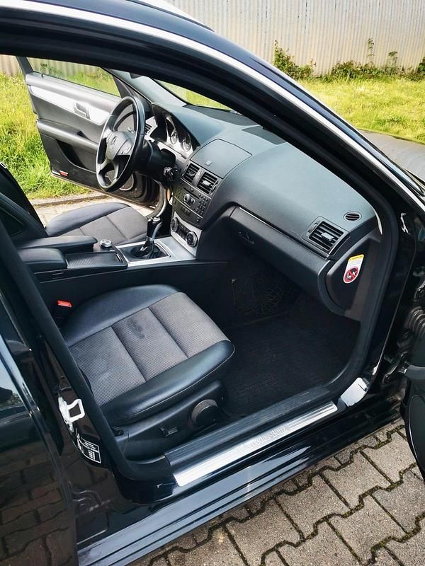 Gebraucht Mercedes C200 136 PS (100 kW) 2011 Schwarz Kombi