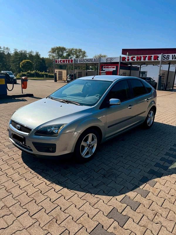 Gebraucht Ford Focus 116 PS (85 kW) 2005 Silber Limousine