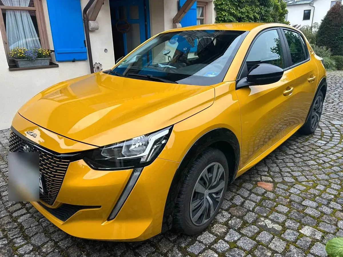 Gebraucht Peugeot e-208 Active 100 kW (136 PS) 2022 Gelb Kleinwagen