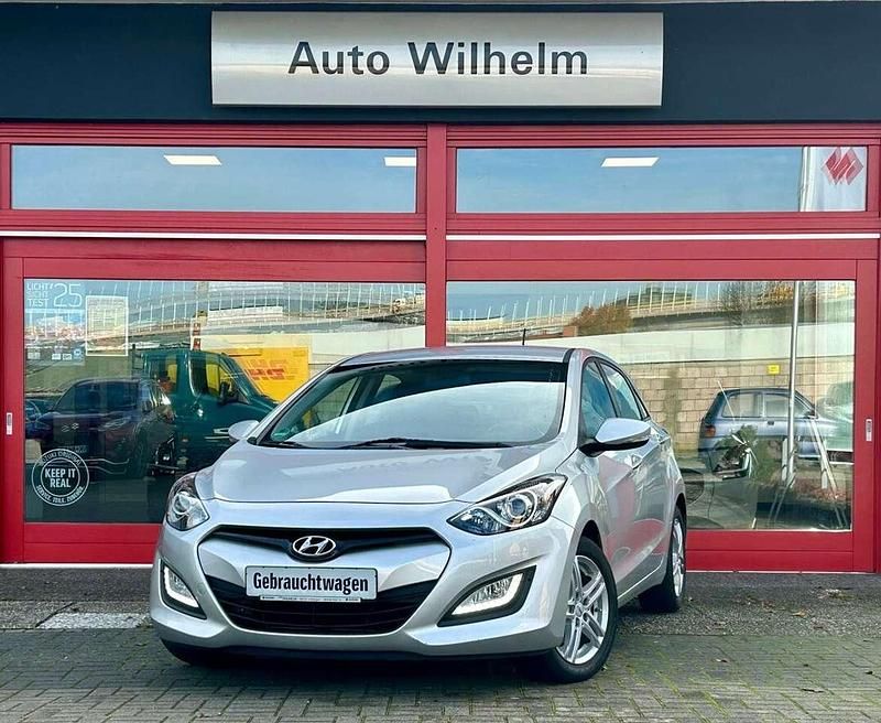 Silber Gebraucht 2015 Hyundai i30 Edition Limousine | 9.990 € (Etwas zu teuer) - Bild 1/4