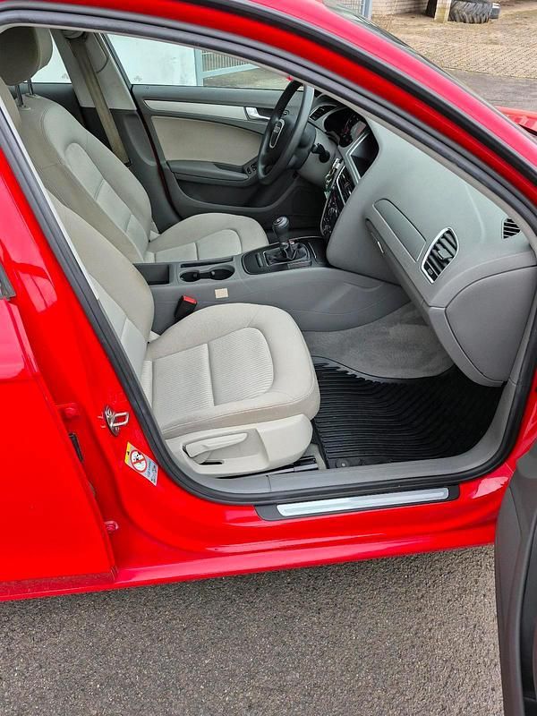 Gebraucht Audi A4 Attraction 120 PS (88 kW) 2008 Rot Limousine