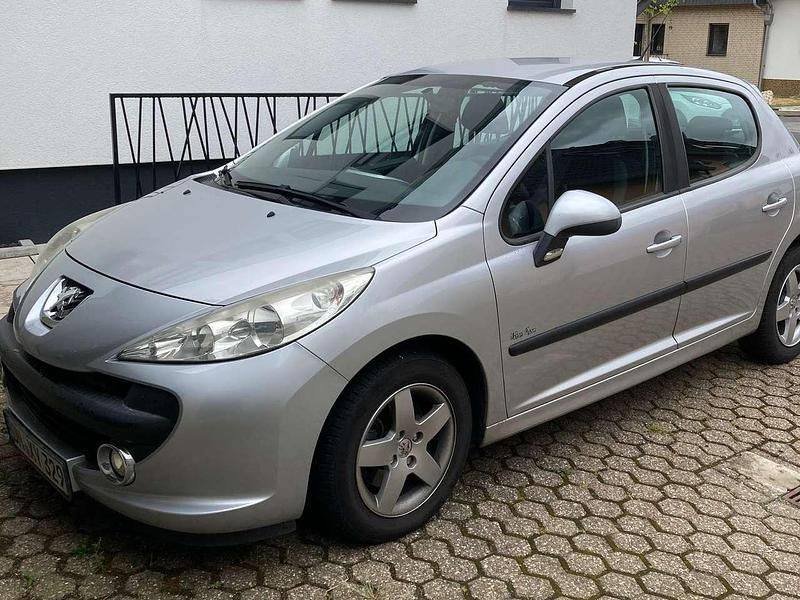 Grau Gebraucht 2009 Peugeot 207 Filou Limousine | 2.200 € (Etwas zu teuer) - Bild 1/4