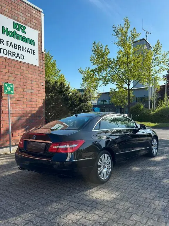 Gebraucht Mercedes E220 170 PS (125 kW) 2011 Schwarz Coupé