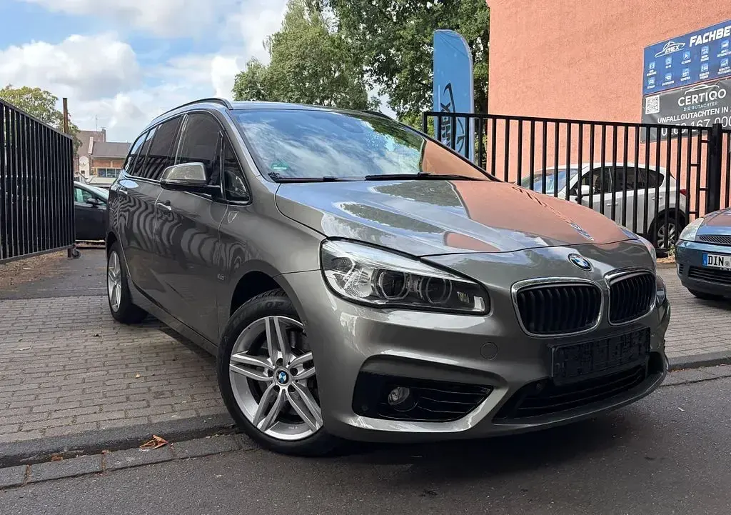 Gebraucht BMW 220 Gran Tourer Sport Line 192 PS (141 kW) 2017 Silber Van / Kleinbus