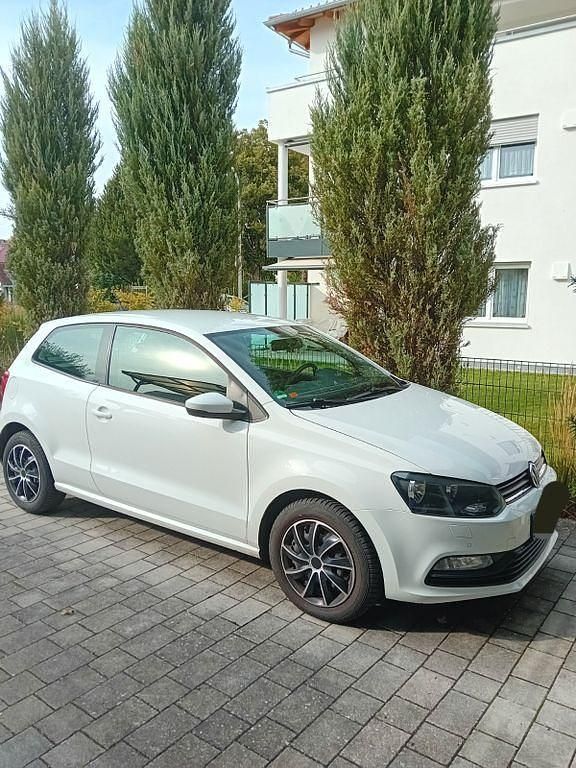 Weiß Gebraucht 2015 VW Polo Trendline Kleinwagen | 6.000 € (Guter Preis) - Bild 1/4