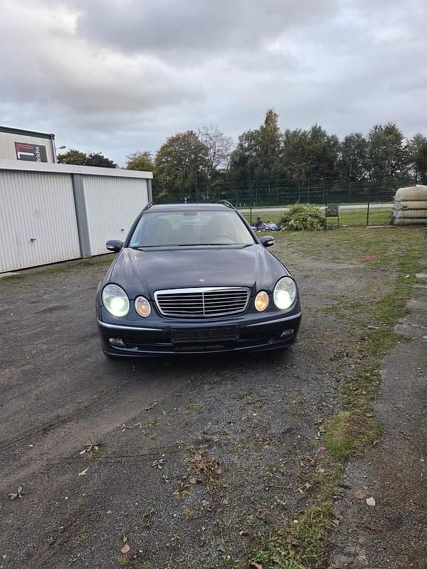 Blau Gebraucht 2004 Mercedes E220 Avantgarde Kombi | 1.200 € (Superpreis) - Bild 1/4