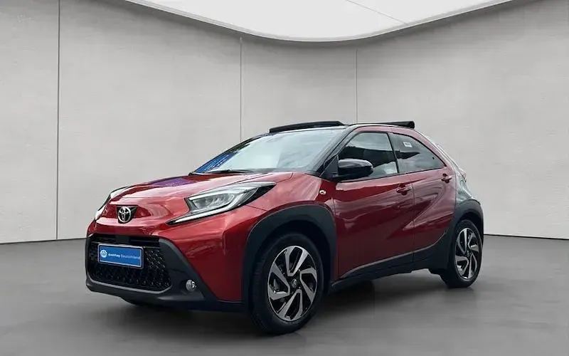 Neu Toyota Aygo X Play 72 PS (52 kW) 2025 Chili red / night sky bl SUV