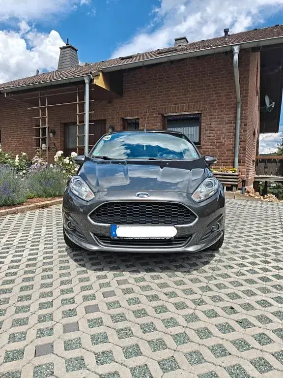 Gebraucht Ford Fiesta SYNC Edition 81 PS (59 kW) 2016 Grau Kleinwagen