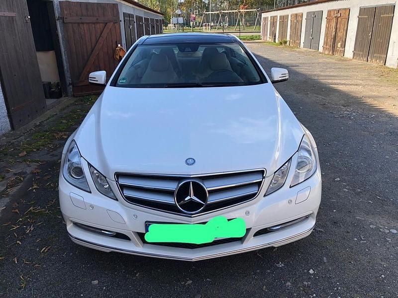 Weiß Gebraucht 2012 Mercedes E300 Avantgarde Coupé | 15.000 € (Fairer Preis) - Bild 1/4