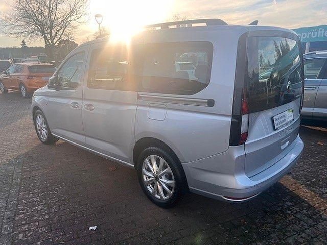 Gebraucht VW Caddy Maxi Life 122 PS (89 kW) 2023 Silber Van / Kleinbus