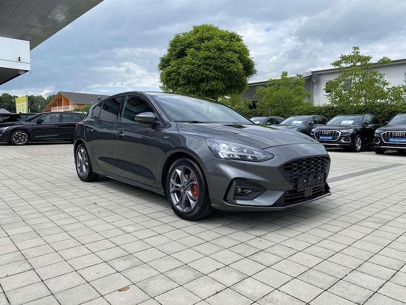 Obsidianschwarz metallic Gebraucht 2021 Ford Focus ST-Line Limousine | 16.300 € (Guter Preis) - Bild 1/1