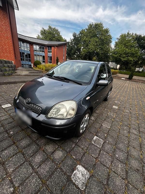 Grau Gebraucht 2005 Toyota Yaris Kleinwagen | 1.900 € (Fairer Preis) - Bild 1/4
