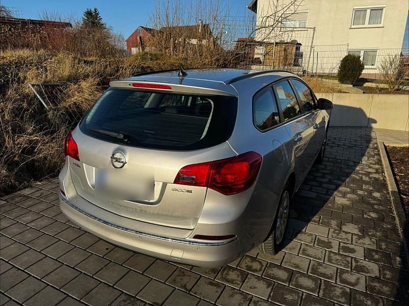 Gebraucht Opel Astra Edition 136 PS (100 kW) 2014 Silber Kombi